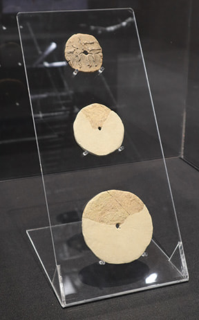 土製・石製有孔円盤の写真