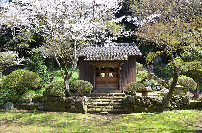 写真:福井稲荷神社と福井洞窟