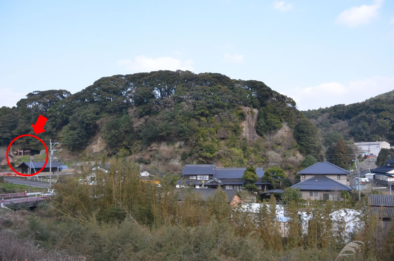 写真:岩盤が目印