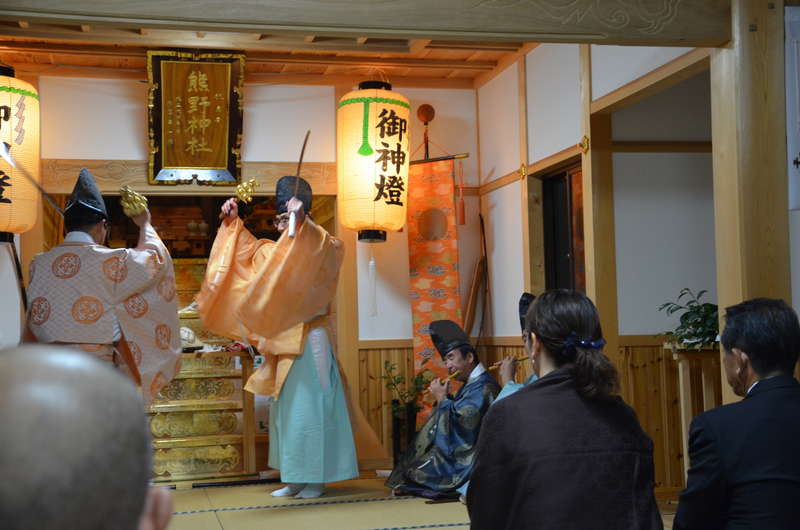 写真:平戸神楽と洞窟遺跡